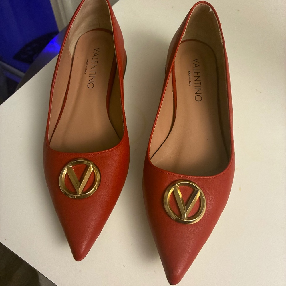 Valentino Garavani-style flats
